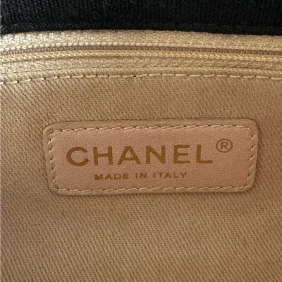 CHANEL Black and Cream Quilted Shoulder Bag with Chain Strap - Picture 13 of 16